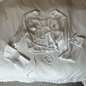 Open, tie-back top🤍